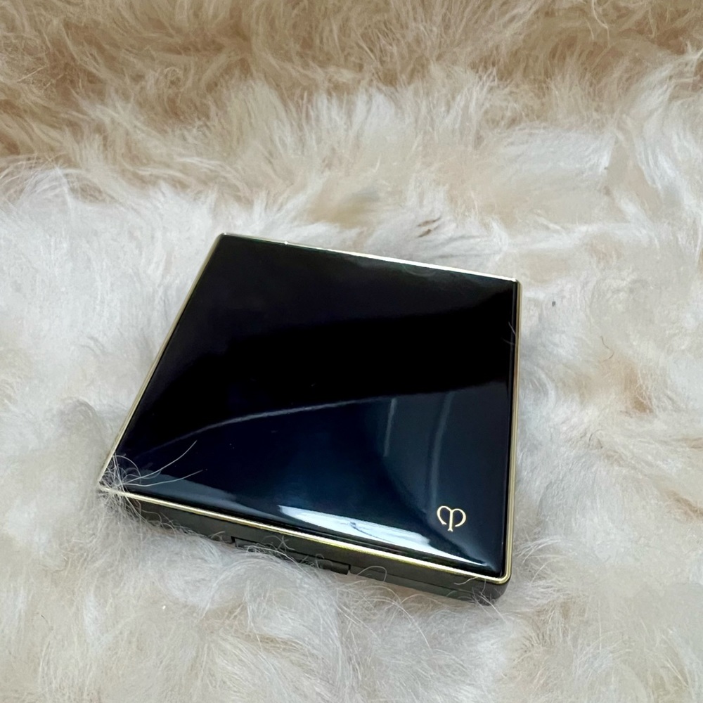 Cle de Peau REFINING PRESSED POWDER